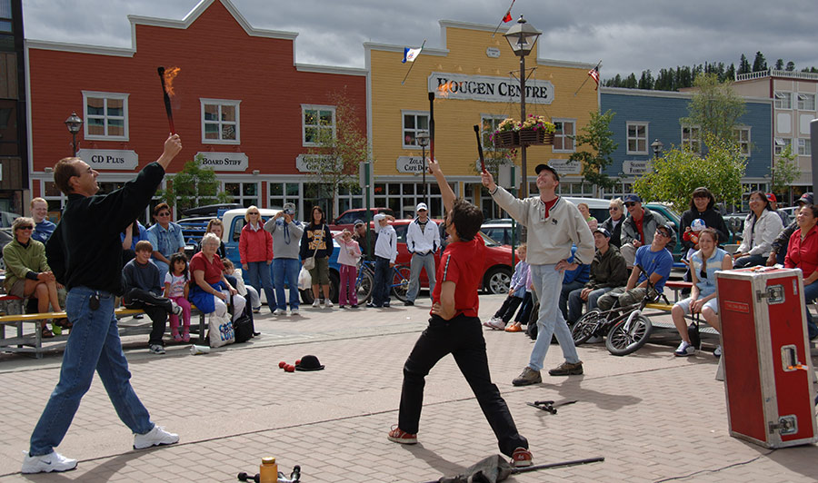 Straßenkünstler in Downtown Whitehorse