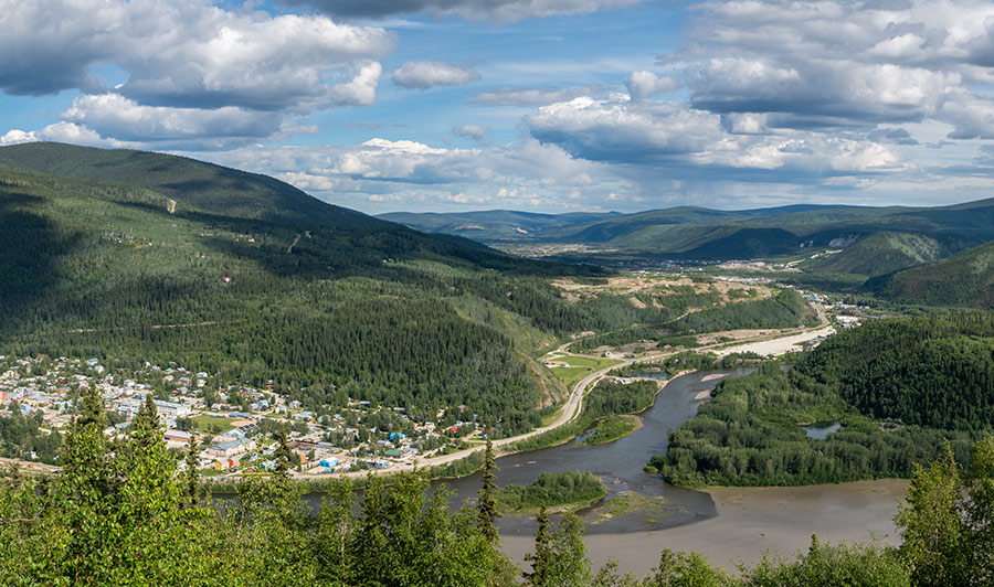 Malerisch gelegen: die ehemalige Goldgräberstadt Dawson City
