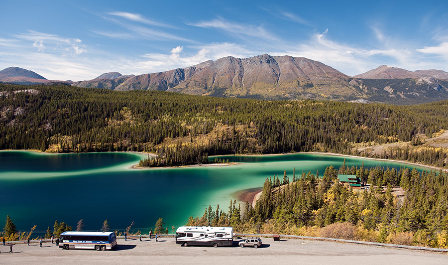 Bezaubernd schön - der Emerald Lake, südlich von Whitehorse