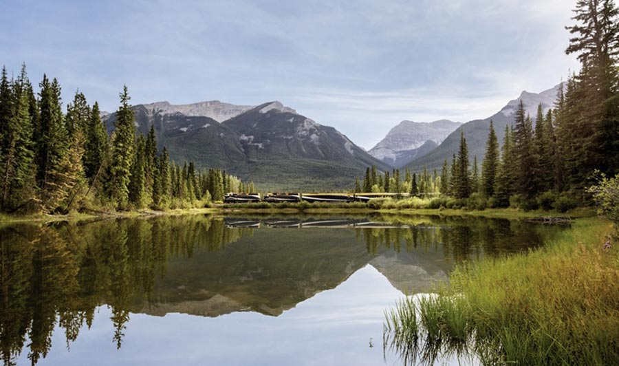 Malerische Landstriche aus dem Zugfenster beobachten